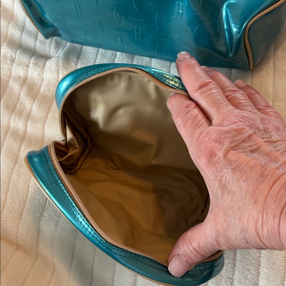 Clinique Shiny Teal Cosmetic Bag Set - Picture 3 of 3